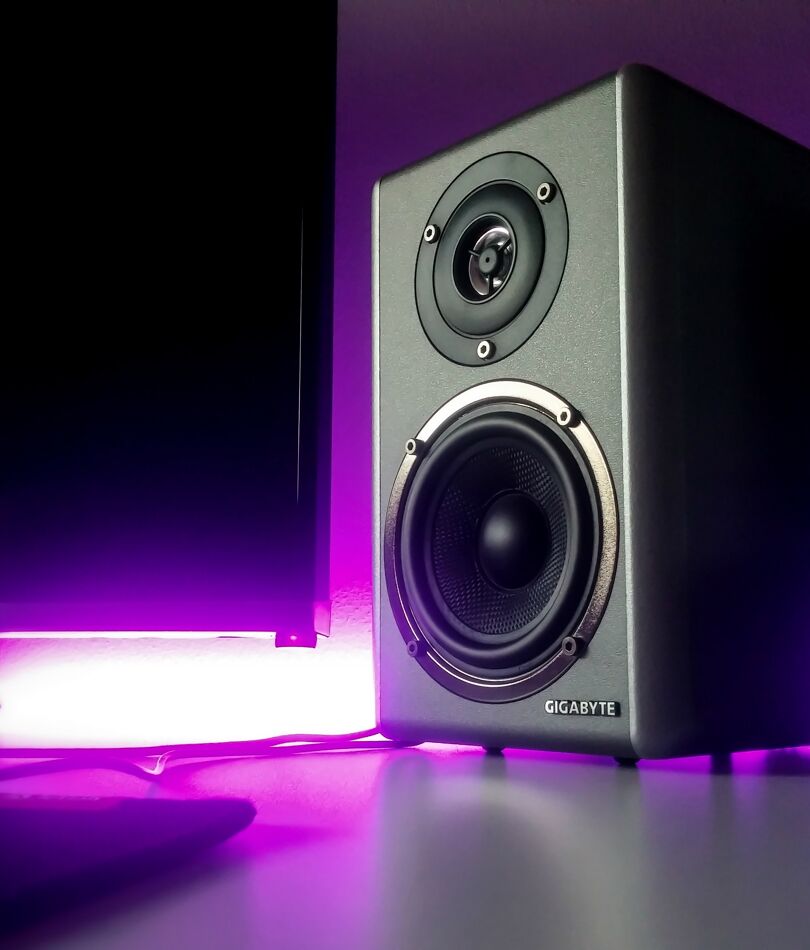 Enorme Enceinte Bluetooth en interieur sur une table eclaire par des leds violettes