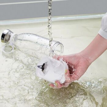 Ein weißer Fresh Juice tragbarer Mixer wird unter Wasser gewaschen.